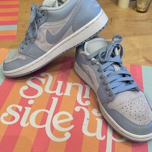 Nike jordan women’s jordan 1 low dc0774 050 football grey, aluminum size is 7.5